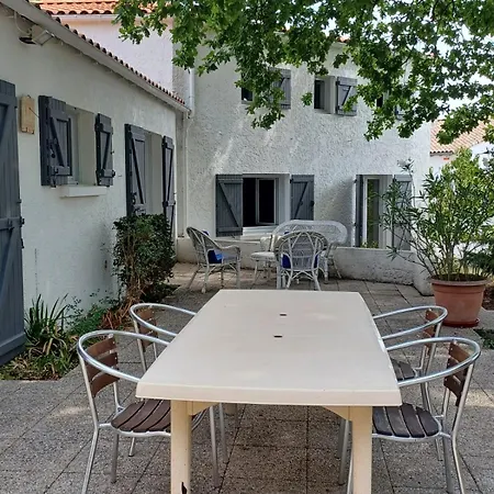 Sur Grand Jardin Arbore Proche De La Villa