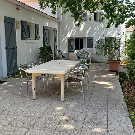 Villa Sur Grand Jardin Arbore Proche De La *